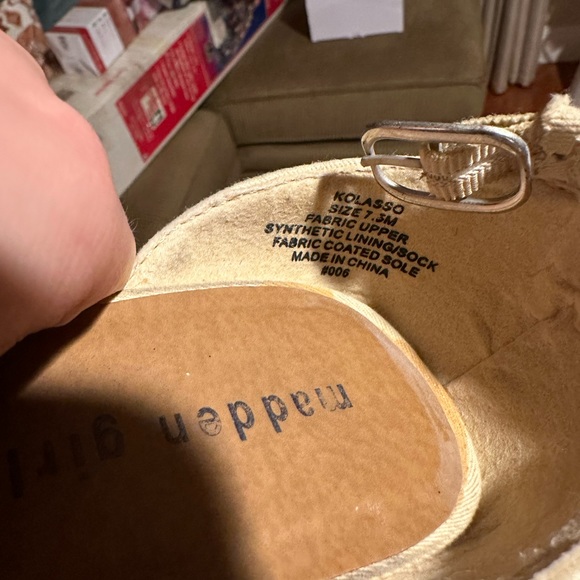 Size 7.5 madden girl wedge with flower - Picture 3 of 5